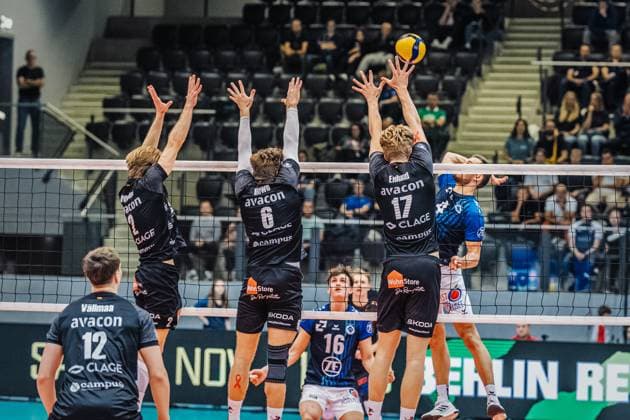 Volleyball Herren Saison 2025 2026 Liga Cup 2025 VfB Friedrichshafen vs. SVG Lüneburg 110.10.2025 Tim Peter ( 4 VfB Friedrichshafen) gegen den Block von Daniel Gruvaeus ( 2 SVG Lüneburg), Jackson Howe ( 6 SVG Lüneburg) und Axel Enlund ( 17 SVG Lüneburg)