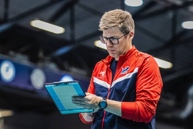 Volleyball Herren Saison 2025 2026 Liga Cup 2025 VfB Friedrichshafen vs. SVG Lüneburg 110.10.2025 Stefan Hübner (Trainer SVG Lüneburg) macht sich Notizen auf seinem Klemmbrett