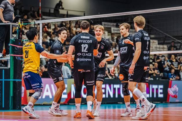 Volleyball Herren Saison 2025 2026 Liga Cup 2025 VfB Friedrichshafen vs. SVG Lüneburg 110.10.2025 Die Mannschaft der SVG Lüneburg jubelt