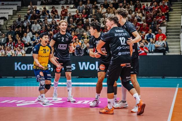Volleyball Herren Saison 2025 2026 Liga Cup 2025 VfB Friedrichshafen vs. SVG Lüneburg 110.10.2025 Die Mannschaft der SVG Lüneburg jubelt