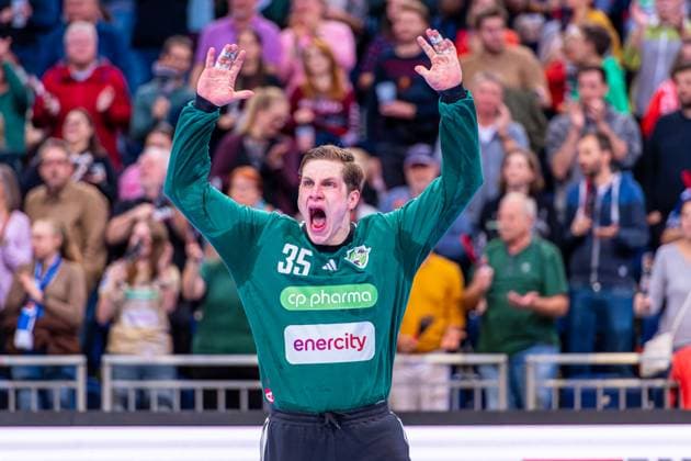 Joel Birlehm (TSV Hannover-Burgdorf, Nr. 35) (v.l.), TSV Hannover-Burgdorf (beige) gegen ThSC Eisenach (blau) am 8. Spieltag der Saison 2025 2026 in der DAIKIN Handball-Bundesliga (11.10.2025, ZAG Arena (Hannover, GER), Copyright: xJanxGuentherx xTSVxHannover-Burgdorfx