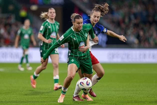 v.li.: Larissa Mühlhaus (SV Werder Bremen, 7) und Emilia Hirche (Hamburger SV, 20) im Zweikampf, Duell, Dynamik, Aktion, Action, Spielszene, DIE DFB-RICHTLINIEN UNTERSAGEN JEGLICHE NUTZUNG VON FOTOS ALS SEQUENZBILDER UND ODER VIDEOÄHNLICHE FOTOSTRECKEN. DFB REGULATIONS PROHIBIT ANY USE OF PHOTOGRAPHS AS IMAGE SEQUENCES AND OR QUASI-VIDEO., 11.10.2025, Bremen (Deutschland), Fussball, Google Pixel Frauen-Bundesliga, SV Werder Bremen - Hamburger SV