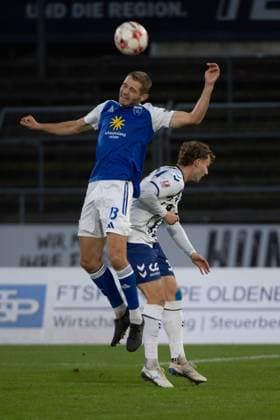GER, Fussball, RLN, VfB Oldenburg vs BSV Kickers Emden 11.10.2025, Marschwegstadion, Oldenburg, GER, RLN, VfB Oldenburg vs BSV Kickers Emden, DFL regulations prohibit any use of photographs as image sequences and or quasi-video, im Bild Marten SCHMIDT ( BSV Kickers Emden 13 ) Nico MAI ( VfB Oldenburg 3 )