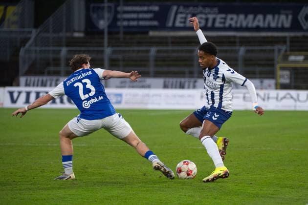 GER, Fussball, RLN, VfB Oldenburg vs BSV Kickers Emden 11.10.2025, Marschwegstadion, Oldenburg, GER, RLN, VfB Oldenburg vs BSV Kickers Emden, DFL regulations prohibit any use of photographs as image sequences and or quasi-video, im Bild Aurel LOUBONGO-M BOUNGOU( VfB Oldenburg 11 ) Michel EICKSCHLÄGER EICKSCHLAEGER ( BSV Kickers Emden 23 )