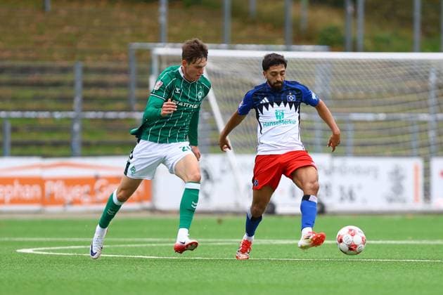 10 Immanuel Pherai (Hamburger SV U21, U 21 , 24 Dominik Kasper (SV Werder Bremen U23) Fußball I Herren I Regionalliga Nord I Saison 2025-2026 I 14. Spieltag I Hamburger SV U21 - SV Werder Bremen U23 I 11.10.2025 I Stadion Hoheluft