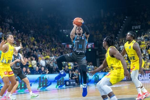 Oldenburg, Niedersachsen, DEU, 11.10.2025, Eric Washington (Mitte, Science City Jena) und Christopher Clemons (rechts, EWE Baskets Oldenburg). EWE Baskets Oldenburg vs. Science City Jena. 1. Basketball-Bundesliga Saison 2025 2026, 4. Spieltag, Grosse EWE Arena. EWE Baskets Oldenburg vs. Science City Jena
