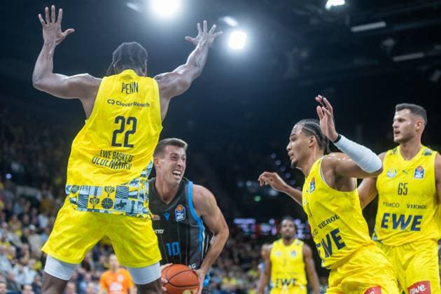 Oldenburg, Niedersachsen, DEU, 11.10.2025, Joe Wieskamp (Mitte, Science City Jena)m Eral Penn (links, EWE Baskets Oldenburg) und Seikou Sisoho Jawara (rechts, Science City Jena). EWE Baskets Oldenburg vs. Science City Jena. 1. Basketball-Bundesliga Saison 2025 2026, 4. Spieltag, Grosse EWE Arena. EWE Baskets Oldenburg vs. Science City Jena