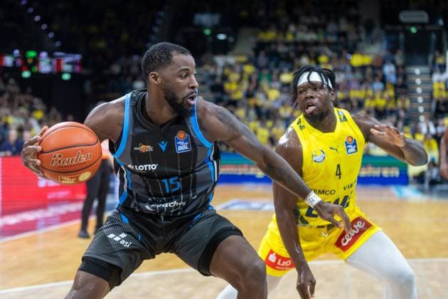 Oldenburg, Niedersachsen, DEU, 11.10.2025, Naz Bohannon (links, Science City Jena) und Brian Fobbs (rechts, EWE Baskets Oldenburg). EWE Baskets Oldenburg vs. Science City Jena. 1. Basketball-Bundesliga Saison 2025 2026, 4. Spieltag, Grosse EWE Arena. EWE Baskets Oldenburg vs. Science City Jena