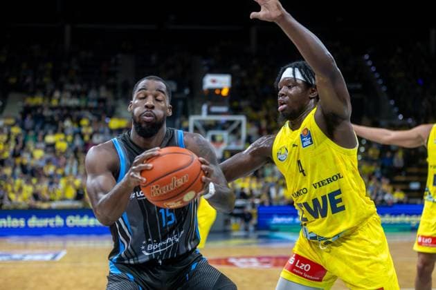 Oldenburg, Niedersachsen, DEU, 11.10.2025, Naz Bohannon (links, Science City Jena) und Brian Fobbs (rechts, EWE Baskets Oldenburg). EWE Baskets Oldenburg vs. Science City Jena. 1. Basketball-Bundesliga Saison 2025 2026, 4. Spieltag, Grosse EWE Arena. EWE Baskets Oldenburg vs. Science City Jena