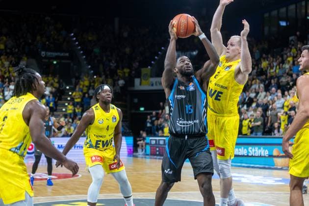 Oldenburg, Niedersachsen, DEU, 11.10.2025, Naz Bohannon (Mitte, Science City Jena) und Seth Hinrichs (rechts, EWE Baskets Oldenburg). EWE Baskets Oldenburg vs. Science City Jena. 1. Basketball-Bundesliga Saison 2025 2026, 4. Spieltag, Grosse EWE Arena. EWE Baskets Oldenburg vs. Science City Jena