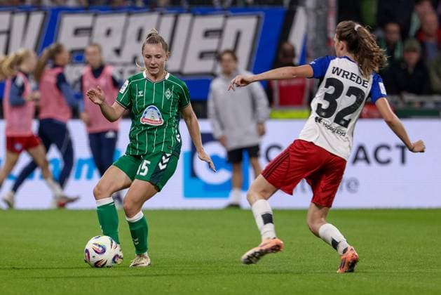 v.li.: Michelle Weiß (SV Werder Bremen, 15) und Lotta Wrede (Hamburger SV, 32) im Zweikampf, Duell, Dynamik, Aktion, Action, Spielszene, DIE DFB-RICHTLINIEN UNTERSAGEN JEGLICHE NUTZUNG VON FOTOS ALS SEQUENZBILDER UND ODER VIDEOÄHNLICHE FOTOSTRECKEN. DFB REGULATIONS PROHIBIT ANY USE OF PHOTOGRAPHS AS IMAGE SEQUENCES AND OR QUASI-VIDEO., 11.10.2025, Bremen (Deutschland), Fussball, Google Pixel Frauen-Bundesliga, SV Werder Bremen - Hamburger SV