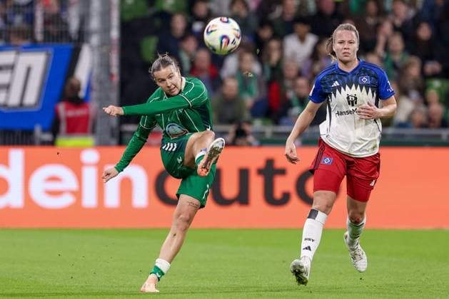 v.li.: Larissa Mühlhaus (SV Werder Bremen, 7) am Ball, Einzelbild, Ganzkörper, Aktion, Action, Spielszene, Christin Meyer (Hamburger SV, 16), DIE DFB-RICHTLINIEN UNTERSAGEN JEGLICHE NUTZUNG VON FOTOS ALS SEQUENZBILDER UND ODER VIDEOÄHNLICHE FOTOSTRECKEN. DFB REGULATIONS PROHIBIT ANY USE OF PHOTOGRAPHS AS IMAGE SEQUENCES AND OR QUASI-VIDEO., 11.10.2025, Bremen (Deutschland), Fussball, Google Pixel Frauen-Bundesliga, SV Werder Bremen - Hamburger SV