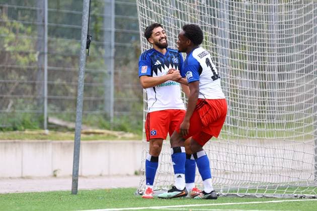 10 Immanuel Pherai (Hamburger SV U21, U 21 bejubelt zusammen mit 11 Maurice Osei Boakye seinen Treffer zum 5:1. Fußball I Herren I Regionalliga Nord I Saison 2025-2026 I 14. Spieltag I Hamburger SV U21 - SV Werder Bremen U23 I 11.10.2025 I Stadion Hoheluft