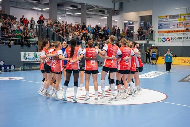 HSG Blomberg-Lippe (GER) vs. Union Neckarsulm (GER), Handball, 1. Handball Bundesliga Frauen, 5. Spieltag, 11.10.2025, Saision 2025 2026, Blomberg Die Mannschaft der HSG Blomberg-Lippe (GER) jubelt nach dem Sieg gegn Sport-Union Neckarsulm (GER) Blomberg Sporthalle an der Ulmenallee Deutschland