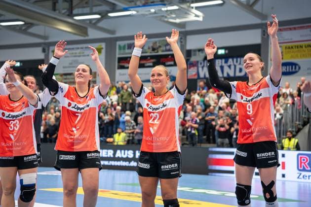 HSG Blomberg-Lippe (GER) vs. Union Neckarsulm (GER), Handball, 1. Handball Bundesliga Frauen, 5. Spieltag, 11.10.2025, Saision 2025 2026, Blomberg Die Spielerinnen jubeln freuen sich nach dem Sieg. v.l. Diana Magnusdottir (HSG Blomberg-Lippe, 07), Judith Tietjen (HSG Blomberg-Lippe, 22), Nieke Kuehne (HSG Blomberg-Lippe, 09) Blomberg Sporthalle an der Ulmenallee Deutschland