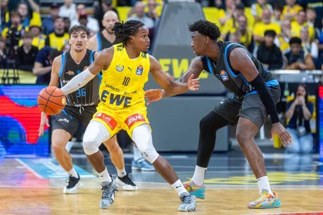 Oldenburg, Niedersachsen, DEU, 11.10.2025, James Woodard (Mitte, EWE Baskets Oldenburg), Great Osobor (rechts, Science City Jena) und Kristofer Krause (Science City Jena). EWE Baskets Oldenburg vs. Science City Jena. 1. Basketball-Bundesliga Saison 2025 2026, 4. Spieltag, Grosse EWE Arena. EWE Baskets Oldenburg vs. Science City Jena
