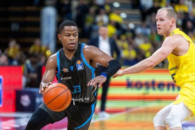 Oldenburg, Niedersachsen, DEU, 11.10.2025, Eric Washington (links, Science City Jena) und Seth Hinrichs (rechts, EWE Baskets Oldenburg). EWE Baskets Oldenburg vs. Science City Jena. 1. Basketball-Bundesliga Saison 2025 2026, 4. Spieltag, Grosse EWE Arena. EWE Baskets Oldenburg vs. Science City Jena