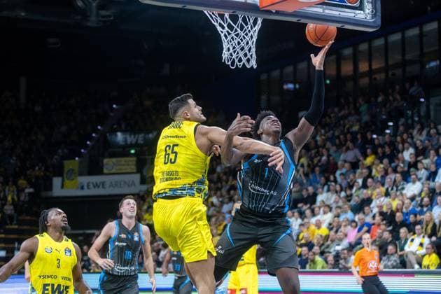 Oldenburg, Niedersachsen, DEU, 11.10.2025, Great Osobor (rechts, Science City Jena) und Filip Stanic (links, EWE Baskets Oldenburg). EWE Baskets Oldenburg vs. Science City Jena. 1. Basketball-Bundesliga Saison 2025 2026, 4. Spieltag, Grosse EWE Arena. EWE Baskets Oldenburg vs. Science City Jena