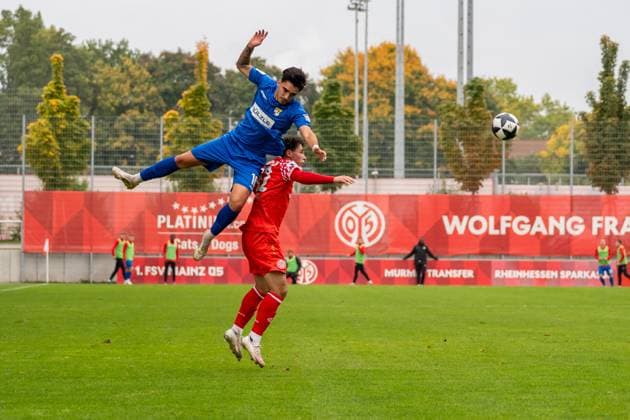 Spielszene, Zweikampf, Kopfball, Kopfballduell, Ballaktion, v.l. Enrique Katsianas-Sanchez (TSG Balingen, 10), Raul Koenig (1. FSV Mainz 05 II, 32), GER, 1. FSV Mainz 05 II vs. TSG Balingen, Fussball, Regionalliga Suedwest, 12. Spieltag, Saison 2025 2026, 11.10.2025, DFB REGULATIONS PROHIBIT ANY USE OF PHOTOGRAPHS AS IMAGE SEQUENCES AND OR QUASI-VIDEO, GER, 1. FSV Mainz 05 II vs. TSG Balingen, Fussball, Regionalliga Suedwest, 12. Spieltag, Saison 2025 2026, 11.10.2025 Mainz Copyright: xEibner-Pressefoto Jan-NiclasxGrox EP_JGG
