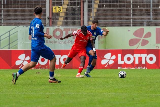 Spielszene, Zweikampf, Dribbling, v.l. Marko Pilic (TSG Balingen, 37), Andre Gitau (1. FSV Mainz 05 II, 11), Marvin Jaeger (TSG Balingen, 04), GER, 1. FSV Mainz 05 II vs. TSG Balingen, Fussball, Regionalliga Suedwest, 12. Spieltag, Saison 2025 2026, 11.10.2025, DFB REGULATIONS PROHIBIT ANY USE OF PHOTOGRAPHS AS IMAGE SEQUENCES AND OR QUASI-VIDEO, GER, 1. FSV Mainz 05 II vs. TSG Balingen, Fussball, Regionalliga Suedwest, 12. Spieltag, Saison 2025 2026, 11.10.2025 Mainz Copyright: xEibner-Pressefoto Jan-NiclasxGrox EP_JGG
