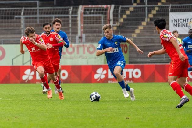 Spielszene, Rennen, Dribbling, Offensivaktion, v.l. Jason Amann (1. FSV Mainz 05 II, 16), Yunus Malli (1. FSV Mainz 05 II, 13), Ole Deiniger (TSG Balingen, 23), Taiyu Yamasaki (1. FSV Mainz 05 II, 18), GER, 1. FSV Mainz 05 II vs. TSG Balingen, Fussball, Regionalliga Suedwest, 12. Spieltag, Saison 2025 2026, 11.10.2025, DFB REGULATIONS PROHIBIT ANY USE OF PHOTOGRAPHS AS IMAGE SEQUENCES AND OR QUASI-VIDEO, GER, 1. FSV Mainz 05 II vs. TSG Balingen, Fussball, Regionalliga Suedwest, 12. Spieltag, Saison 2025 2026, 11.10.2025 Mainz Copyright: xEibner-Pressefoto Jan-NiclasxGrox EP_JGG