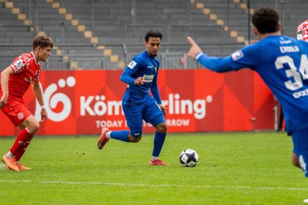 Spielszene, Dribbling, Offensivaktion, Zeki Goerkem Koca (TSG Balingen, 09) spielt einen Ball zu Halim Eroglu (TSG Balingen, 34), l. Jason Amann (1. FSV Mainz 05 II, 16), GER, 1. FSV Mainz 05 II vs. TSG Balingen, Fussball, Regionalliga Suedwest, 12. Spieltag, Saison 2025 2026, 11.10.2025, DFB REGULATIONS PROHIBIT ANY USE OF PHOTOGRAPHS AS IMAGE SEQUENCES AND OR QUASI-VIDEO, GER, 1. FSV Mainz 05 II vs. TSG Balingen, Fussball, Regionalliga Suedwest, 12. Spieltag, Saison 2025 2026, 11.10.2025 Mainz Copyright: xEibner-Pressefoto Jan-NiclasxGrox EP_JGG