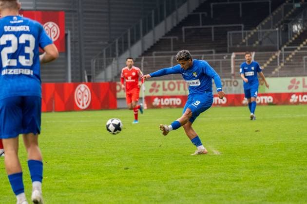 Spielszene, Freisteller, Zeki Goerkem Koca (TSG Balingen, 09) bringt eine Flanke in den Strafraum, GER, 1. FSV Mainz 05 II vs. TSG Balingen, Fussball, Regionalliga Suedwest, 12. Spieltag, Saison 2025 2026, 11.10.2025, DFB REGULATIONS PROHIBIT ANY USE OF PHOTOGRAPHS AS IMAGE SEQUENCES AND OR QUASI-VIDEO, GER, 1. FSV Mainz 05 II vs. TSG Balingen, Fussball, Regionalliga Suedwest, 12. Spieltag, Saison 2025 2026, 11.10.2025 Mainz Copyright: xEibner-Pressefoto Jan-NiclasxGrox EP_JGG