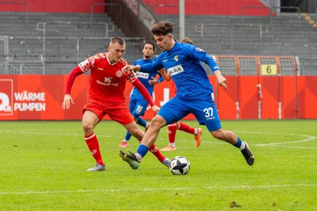 Spielszene, Zweikampf, Ballaktion, v.l. Philipp Schulz (1. FSV Mainz 05 II, 04), Marko Pilic (TSG Balingen, 37), GER, 1. FSV Mainz 05 II vs. TSG Balingen, Fussball, Regionalliga Suedwest, 12. Spieltag, Saison 2025 2026, 11.10.2025, DFB REGULATIONS PROHIBIT ANY USE OF PHOTOGRAPHS AS IMAGE SEQUENCES AND OR QUASI-VIDEO, GER, 1. FSV Mainz 05 II vs. TSG Balingen, Fussball, Regionalliga Suedwest, 12. Spieltag, Saison 2025 2026, 11.10.2025 Mainz Copyright: xEibner-Pressefoto Jan-NiclasxGrox EP_JGG