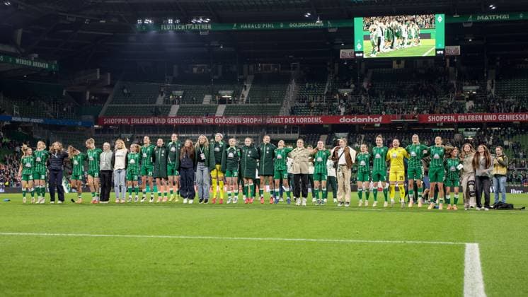 Spielerinnen des SV Werder Bremen mit Jubel über den Sieg, Freude über das gewonnene Spiel, bedanken sich bei den Fans, Zuschauern für die Unterstützung, DIE DFB-RICHTLINIEN UNTERSAGEN JEGLICHE NUTZUNG VON FOTOS ALS SEQUENZBILDER UND ODER VIDEOÄHNLICHE FOTOSTRECKEN. DFB REGULATIONS PROHIBIT ANY USE OF PHOTOGRAPHS AS IMAGE SEQUENCES AND OR QUASI-VIDEO., 11.10.2025, Bremen (Deutschland), Fussball, Google Pixel Frauen-Bundesliga, SV Werder Bremen - Hamburger SV