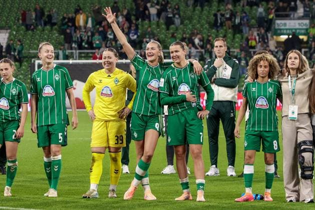 v.li.: Michelle Ulbrich (SV Werder Bremen, 5), Mariella El Sherif (Torhüterin, Torwart, SV Werder Bremen, 39), Medina Desic (SV Werder Bremen, 9) und Larissa Mühlhaus (SV Werder Bremen, 7)Spielerinnen des SV Werder Bremen mit Jubel über den Sieg, Freude über das gewonnene Spiel, bedanken sich bei den Fans, Zuschauern für die Unterstützung, DIE DFB-RICHTLINIEN UNTERSAGEN JEGLICHE NUTZUNG VON FOTOS ALS SEQUENZBILDER UND ODER VIDEOÄHNLICHE FOTOSTRECKEN. DFB REGULATIONS PROHIBIT ANY USE OF PHOTOGRAPHS AS IMAGE SEQUENCES AND OR QUASI-VIDEO., 11.10.2025, Bremen (Deutschland), Fussball, Google Pixel Frauen-Bundesliga, SV Werder Bremen - Hamburger SV
