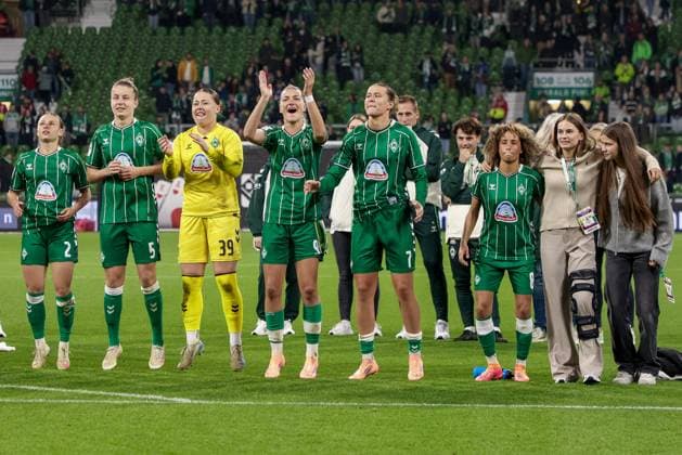 v.li.: Chiara D Angelo (SV Werder Bremen, 2), Michelle Ulbrich (SV Werder Bremen, 5), Mariella El Sherif (Torhüterin, Torwart, SV Werder Bremen, 39), Medina Desic (SV Werder Bremen, 9), Larissa Mühlhaus (SV Werder Bremen, 7), Amira Arfaoui (SV Werder Bremen, 8), Maja Sternad (SV Werder Bremen, 11) und Melina Kunkel (SV Werder Bremen, 29) mit Jubel über den Sieg, Freude über das gewonnene Spiel, bedanken sich bei den Fans, Zuschauern für die Unterstützung, DIE DFB-RICHTLINIEN UNTERSAGEN JEGLICHE NUTZUNG VON FOTOS ALS SEQUENZBILDER UND ODER VIDEOÄHNLICHE FOTOSTRECKEN. DFB REGULATIONS PROHIBIT ANY USE OF PHOTOGRAPHS AS IMAGE SEQUENCES AND OR QUASI-VIDEO., 11.10.2025, Bremen (Deutschland), Fussball, Google Pixel Frauen-Bundesliga, SV Werder Bremen - Hamburger SV