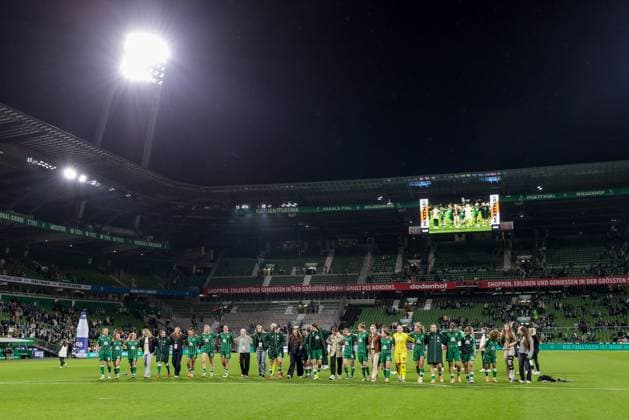 Spielerinnen des SV Werder Bremen mit Jubel über den Sieg, Freude über das gewonnene Spiel, bedanken sich bei den Fans, Zuschauern für die Unterstützung, DIE DFB-RICHTLINIEN UNTERSAGEN JEGLICHE NUTZUNG VON FOTOS ALS SEQUENZBILDER UND ODER VIDEOÄHNLICHE FOTOSTRECKEN. DFB REGULATIONS PROHIBIT ANY USE OF PHOTOGRAPHS AS IMAGE SEQUENCES AND OR QUASI-VIDEO., 11.10.2025, Bremen (Deutschland), Fussball, Google Pixel Frauen-Bundesliga, SV Werder Bremen - Hamburger SV