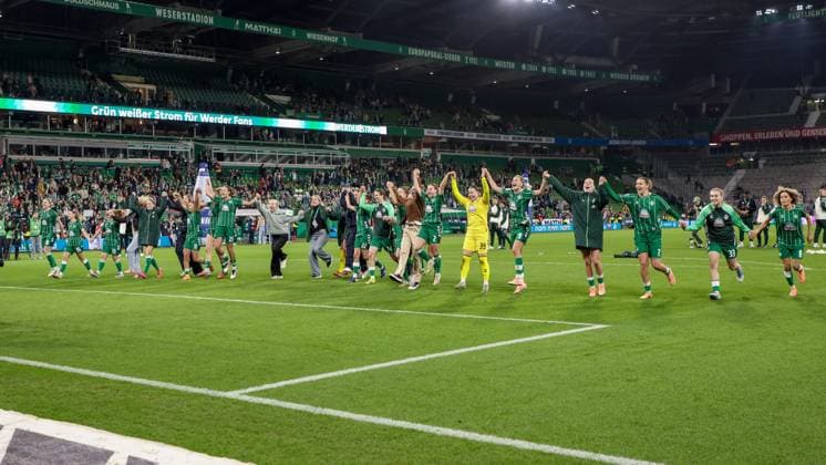 Spielerinnen des SV Werder Bremen mit Jubel über den Sieg, Freude über das gewonnene Spiel, bedanken sich bei den Fans, Zuschauern für die Unterstützung, DIE DFB-RICHTLINIEN UNTERSAGEN JEGLICHE NUTZUNG VON FOTOS ALS SEQUENZBILDER UND ODER VIDEOÄHNLICHE FOTOSTRECKEN. DFB REGULATIONS PROHIBIT ANY USE OF PHOTOGRAPHS AS IMAGE SEQUENCES AND OR QUASI-VIDEO., 11.10.2025, Bremen (Deutschland), Fussball, Google Pixel Frauen-Bundesliga, SV Werder Bremen - Hamburger SV