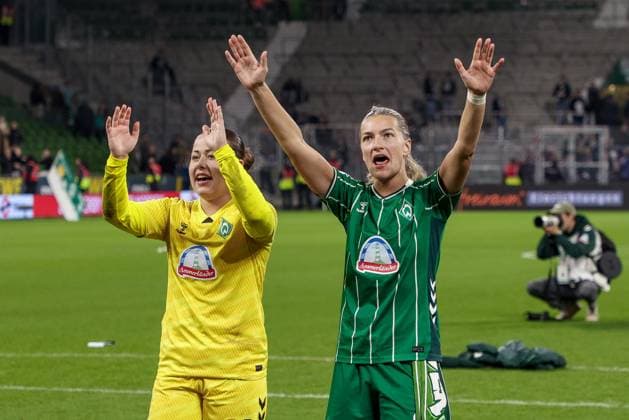 v.li.: Mariella El Sherif (Torhüterin, Torwart, SV Werder Bremen, 39) und Medina Desic (SV Werder Bremen, 9) mit Jubel über den Sieg, Freude über das gewonnene Spiel, bedanken sich bei den Fans, Zuschauern für die Unterstützung, DIE DFB-RICHTLINIEN UNTERSAGEN JEGLICHE NUTZUNG VON FOTOS ALS SEQUENZBILDER UND ODER VIDEOÄHNLICHE FOTOSTRECKEN. DFB REGULATIONS PROHIBIT ANY USE OF PHOTOGRAPHS AS IMAGE SEQUENCES AND OR QUASI-VIDEO., 11.10.2025, Bremen (Deutschland), Fussball, Google Pixel Frauen-Bundesliga, SV Werder Bremen - Hamburger SV