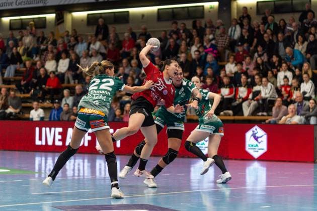 Sina Ehmann (Frisch Auf Goeppingen, 22) und Natsuki Aizawa (Thueringer HC, 23), Frisch Auf Goeppingen Frauen vs. Thueringer HC, Handball, Bundesliga, 05. Spieltag, Saison 2025 2026, 11.10.2025, Frisch Auf Goeppingen Frauen vs. Thueringer HC, Handball, Bundesliga, 05. Spieltag, Saison 2025 2026, 11.10.2025 Goeppingen Copyright: xEibner-Pressefoto MaxxVogelx EP_MVL