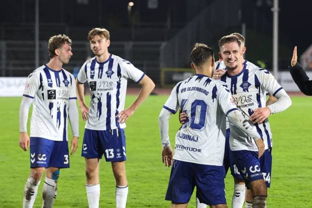 11.10.2025, Fussball, Herren, Regionalliga Nord, 14. Spieltag, VfB Oldenburg - BSV Kickers Emden Oldenburg feiert den Heimsieg