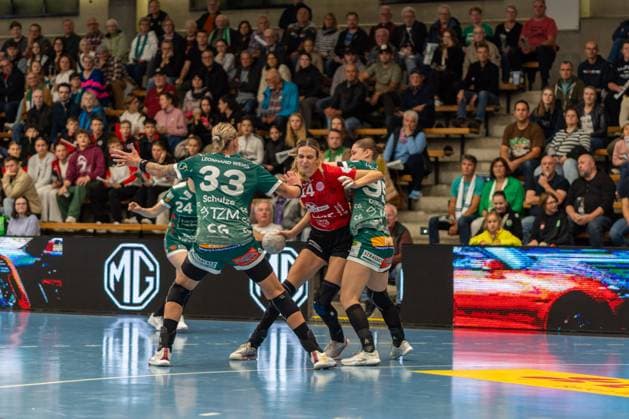 Luisa Schulze (Frisch Auf Goeppingen, 33), Anika Niederwieser (Thueringer HC, 14) und Lara Daeuble (Frisch Auf Goeppingen, 95), Frisch Auf Goeppingen Frauen vs. Thueringer HC, Handball, Bundesliga, 05. Spieltag, Saison 2025 2026, 11.10.2025, Frisch Auf Goeppingen Frauen vs. Thueringer HC, Handball, Bundesliga, 05. Spieltag, Saison 2025 2026, 11.10.2025 Goeppingen Copyright: xEibner-Pressefoto MaxxVogelx EP_MVL
