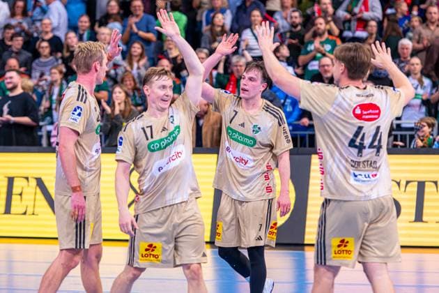 Marian Michalczik (TSV Hannover-Burgdorf, Nr. 22) August Pedersen (TSV Hannover-Burgdorf, Nr. 17) Leif Tissier (TSV Hannover-Burgdorf, Nr. 7) Thomas Solstad (TSV Hannover-Burgdorf, Nr. 44) (v.l.), TSV Hannover-Burgdorf (beige) gegen ThSC Eisenach (blau) am 8. Spieltag der Saison 2025 2026 in der DAIKIN Handball-Bundesliga (11.10.2025, ZAG Arena (Hannover, GER), Copyright: xJanxGuentherx xTSVxHannover-Burgdorfx