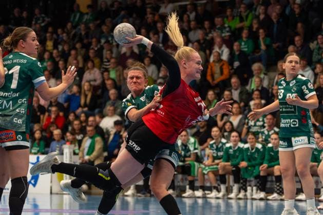 Louisa De Bellis (Frisch Auf Goeppingen, 20) und Rikke Hoffbeck (Thueringer HC, 22), Frisch Auf Goeppingen Frauen vs. Thueringer HC, Handball, Bundesliga, 05. Spieltag, Saison 2025 2026, 11.10.2025, Frisch Auf Goeppingen Frauen vs. Thueringer HC, Handball, Bundesliga, 05. Spieltag, Saison 2025 2026, 11.10.2025 Goeppingen Copyright: xEibner-Pressefoto MaxxVogelx EP_MVL