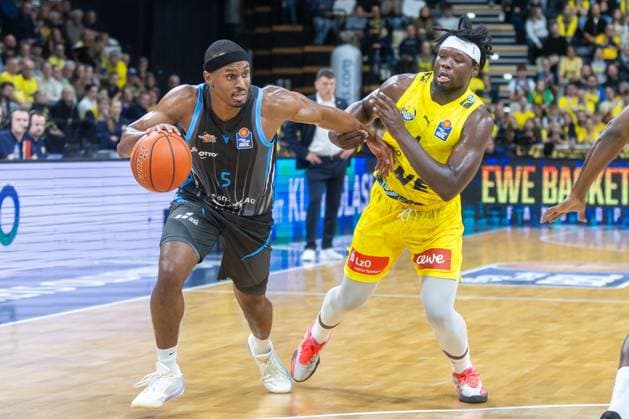 Oldenburg, Niedersachsen, DEU, 11.10.2025, Chris Carter (links, Science City Jena) und Brian Fobbs (rechts, EWE Baskets Oldenburg). EWE Baskets Oldenburg vs. Science City Jena. 1. Basketball-Bundesliga Saison 2025 2026, 4. Spieltag, Grosse EWE Arena. EWE Baskets Oldenburg vs. Science City Jena