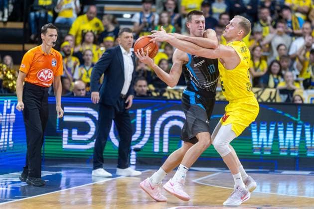 Oldenburg, Niedersachsen, DEU, 11.10.2025, Joe Wieskamp (links, Science City Jena) und Seth Hinrichs (rechts, EWE Baskets Oldenburg). EWE Baskets Oldenburg vs. Science City Jena. 1. Basketball-Bundesliga Saison 2025 2026, 4. Spieltag, Grosse EWE Arena. EWE Baskets Oldenburg vs. Science City Jena