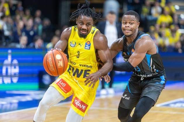 Oldenburg, Niedersachsen, DEU, 11.10.2025, Christopher Clemons (links, EWE Baskets Oldenburg) und Eric Washington (rechts, Science City Jena). EWE Baskets Oldenburg vs. Science City Jena. 1. Basketball-Bundesliga Saison 2025 2026, 4. Spieltag, Grosse EWE Arena. EWE Baskets Oldenburg vs. Science City Jena
