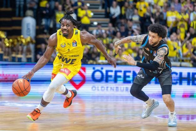 Oldenburg, Niedersachsen, DEU, 11.10.2025, Christopher Clemons (links, EWE Baskets Oldenburg) und Tavian Dunn-Martin (rechts, Science City Jena). EWE Baskets Oldenburg vs. Science City Jena. 1. Basketball-Bundesliga Saison 2025 2026, 4. Spieltag, Grosse EWE Arena. EWE Baskets Oldenburg vs. Science City Jena