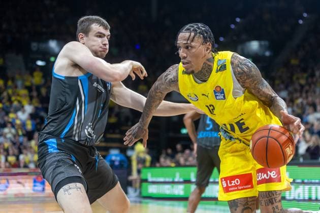 Oldenburg, Niedersachsen, DEU, 11.10.2025, Michale Kyser (rechts, EWE Baskets Oldenburg) und Lorenz Bank (links, Science City Jena). EWE Baskets Oldenburg vs. Science City Jena. 1. Basketball-Bundesliga Saison 2025 2026, 4. Spieltag, Grosse EWE Arena. EWE Baskets Oldenburg vs. Science City Jena