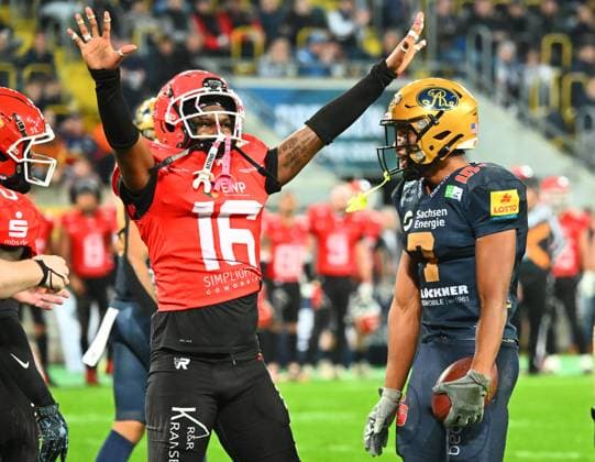 v.l.: Aashari Crosswell (Potsdam) gegen Tyler Hudson (Dresden), Potsdam Royals gegen Dresden Monarchs, GFL-Bowl, German Bowl, Finale um die deutsche Meisterschaft, American Football, German Football League, GFL, Dresden, Saison 2025, Rudlof-Harbig-Stadion Dresden, 11.10.2025,