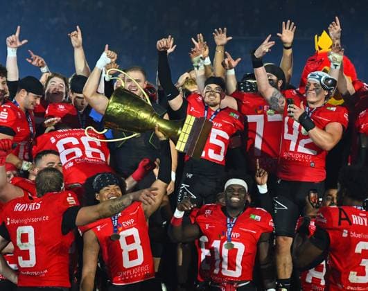 Siegerehrung, Potsdam wurde deutscher Meister und feiert mit dem Bowl, Potsdam Royals gegen Dresden Monarchs, GFL-Bowl, German Bowl, Finale um die deutsche Meisterschaft, American Football, German Football League, GFL, Dresden, Saison 2025, Rudlof-Harbig-Stadion Dresden, 11.10.2025,