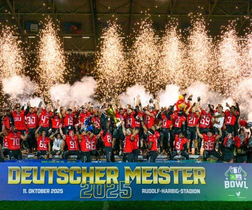 Siegerehrung, Potsdam wurde deutscher Meister und feiert mit dem Bowl, Potsdam Royals gegen Dresden Monarchs, GFL-Bowl, German Bowl, Finale um die deutsche Meisterschaft, American Football, German Football League, GFL, Dresden, Saison 2025, Rudlof-Harbig-Stadion Dresden, 11.10.2025,