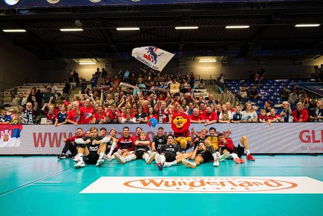 Volleyball I Herren I Saison 2025 2026 I Volleyball Bundesliga Ligacup I VfB Friedrichshafen - SVG Lüenburg I 11.10.2025 Teamfoto der SVG Lüneburg nach dem Spiel mit Fans vom Lüneblock Copyright: xLobeca Bjorn-OlexKehmx