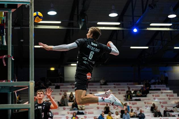 Volleyball I Herren I Saison 2025 2026 I Volleyball Bundesliga Ligacup I VfB Friedrichshafen - SVG Lüenburg I 11.10.2025 Jackson Clifford Howe (6, SVG Lüneburg) beim Einschlagen Copyright: xLobeca Bjorn-OlexKehmx