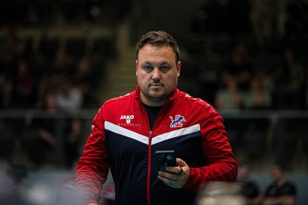 Volleyball I Herren I Saison 2025 2026 I Volleyball Bundesliga Ligacup I VfB Friedrichshafen - SVG Lüenburg I 11.10.2025 Christian Knospe (Co-Trainer Scout, SVG Lüneburg) Copyright: xLobeca Bjorn-OlexKehmx